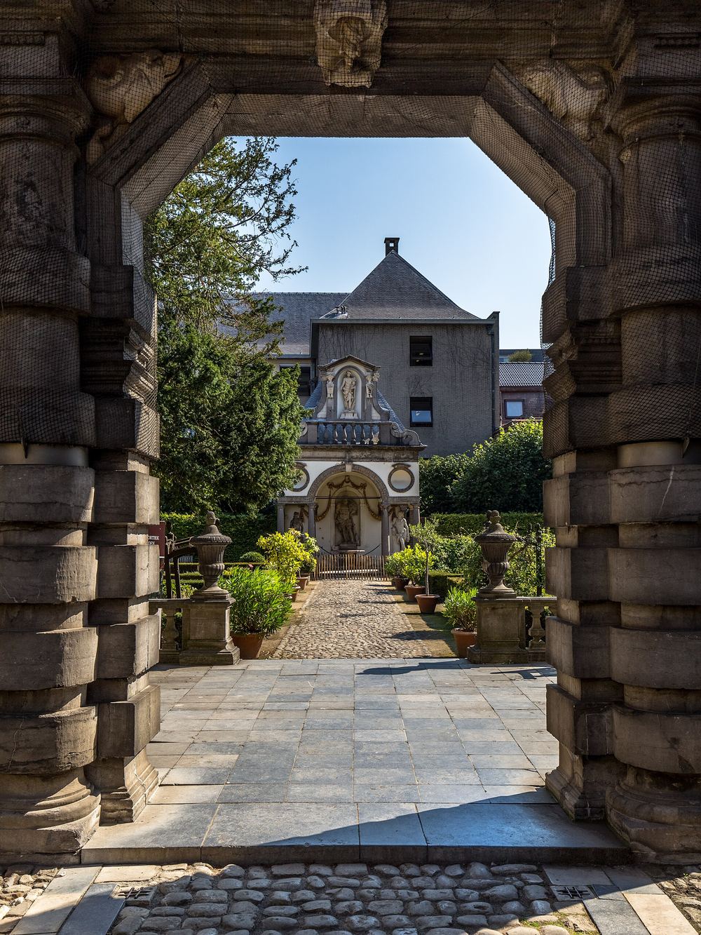 Vista desde el pórtico de Rubens hacia el pabellón del jardín