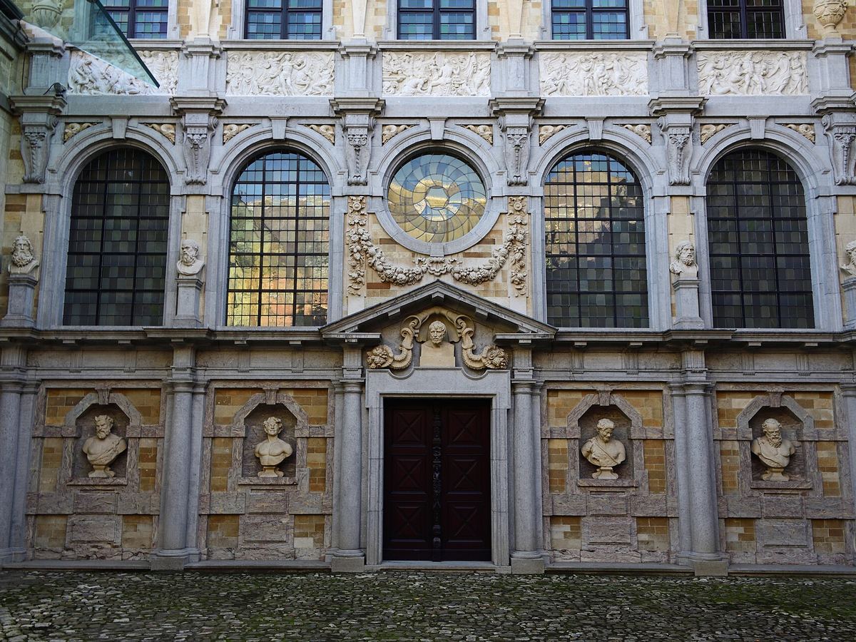 La fachada barroca del estudio en el patio de la Casa de Rubens