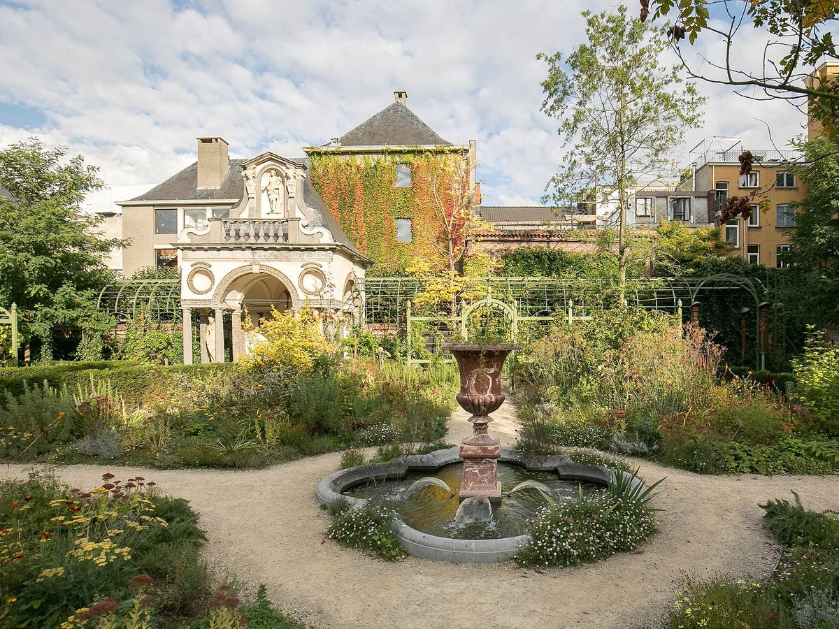 El jardín de la Casa de Rubens con su fuente y el pabellón del jardín