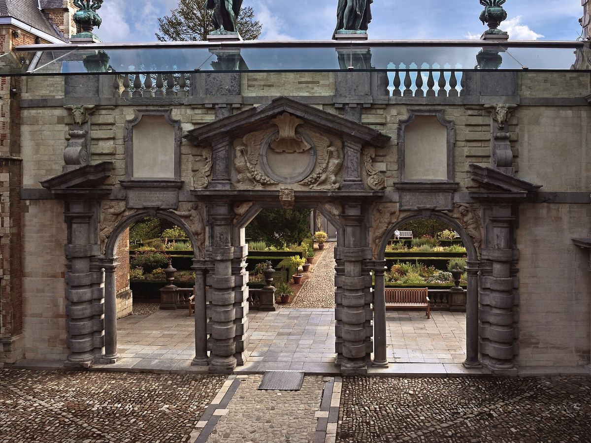 El pórtico barroco de Rubens, con el jardín visto a través de sus arcos