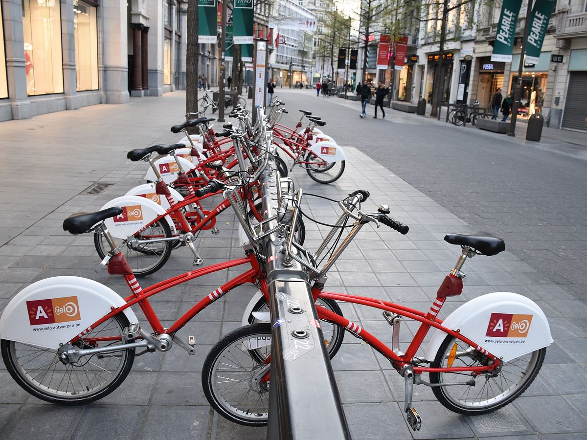 Bicicletas urbanas rojas en el Meir, Amberes
