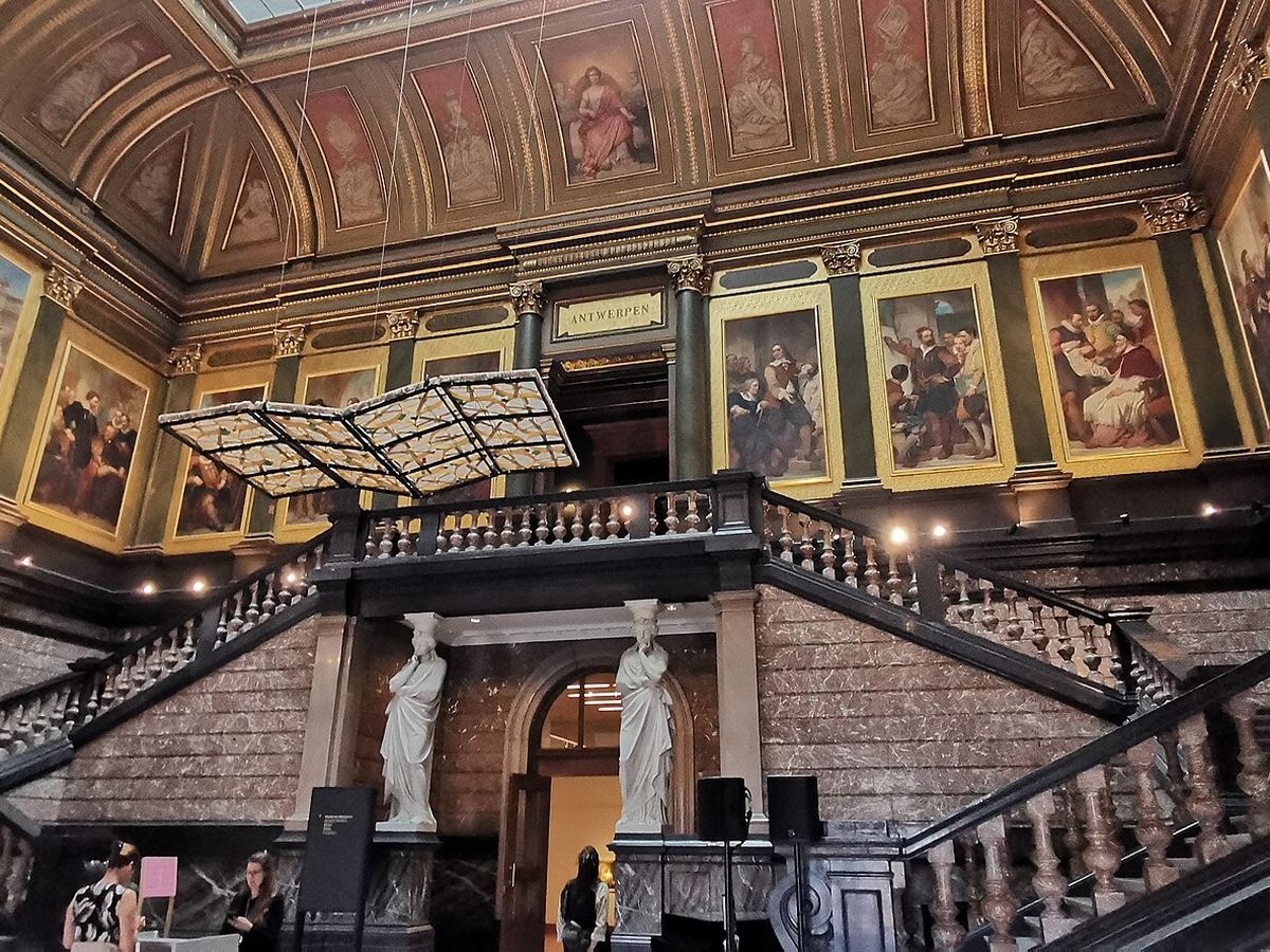 El gran vestíbulo de la escalera del KMSKA, adornado con grandes pinturas