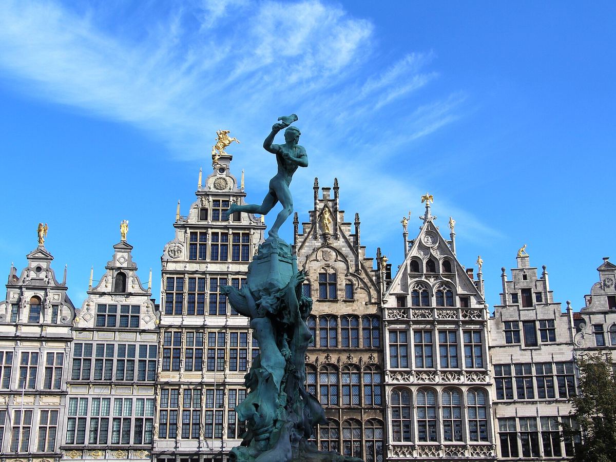 La Grote Markt de Amberes con la fuente de Brabo y las casas gremiales